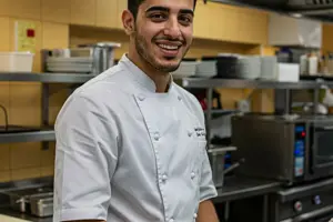        مساعدو الطباخون   